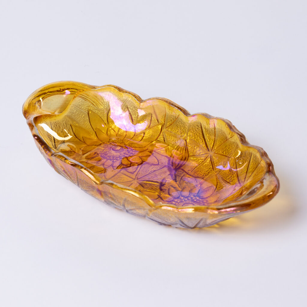 Indiana Glass Company, USA Patera opalizująca z motywem lilii, wzór #605, lata 70. XX w.