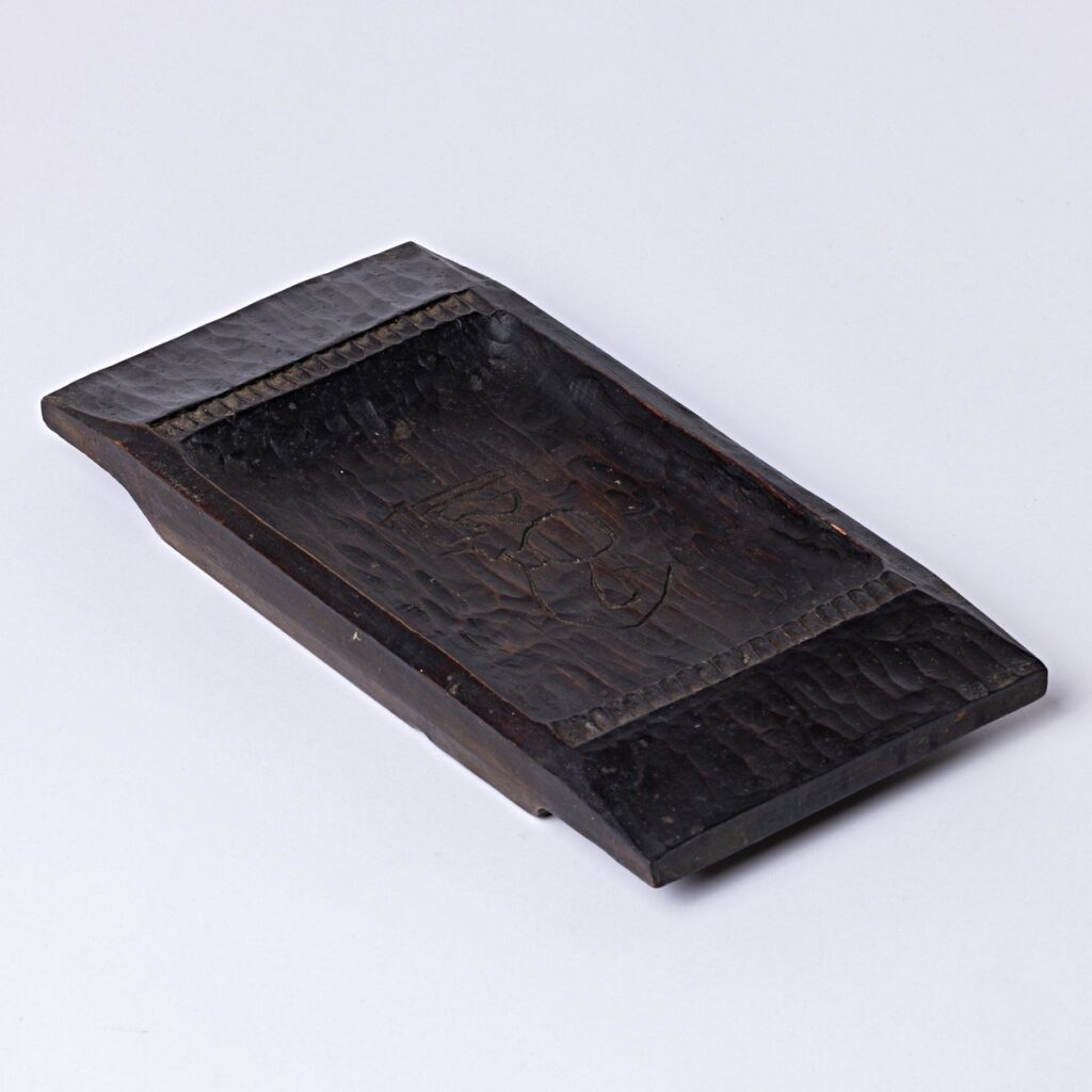 Drewniana taca z Syrenką, 2. poł. XX w. drewno ręcznie rzeźbione, sztuka ludowa, rękodzieło, PRL