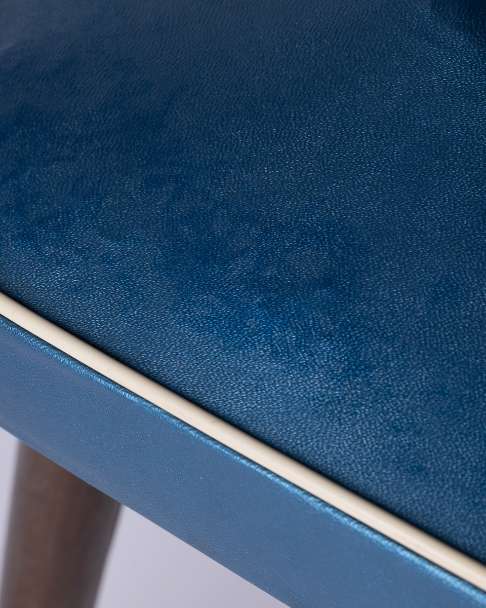 Krzesło tapicerowane niebieskie, lata 50./60. XX w., vintage, retro, PRL, błękitne obicie ze skaju