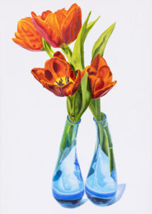 Sebastian Stachura Niebieskie wazony, 2023 białe tło tulipany w wazonie kwiaty prosty obraz