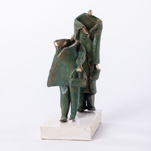 Leszek Michalski, Wycieczka, 2022 - figuratywna rzeźba z brązu, dwie postaci w płaszczach