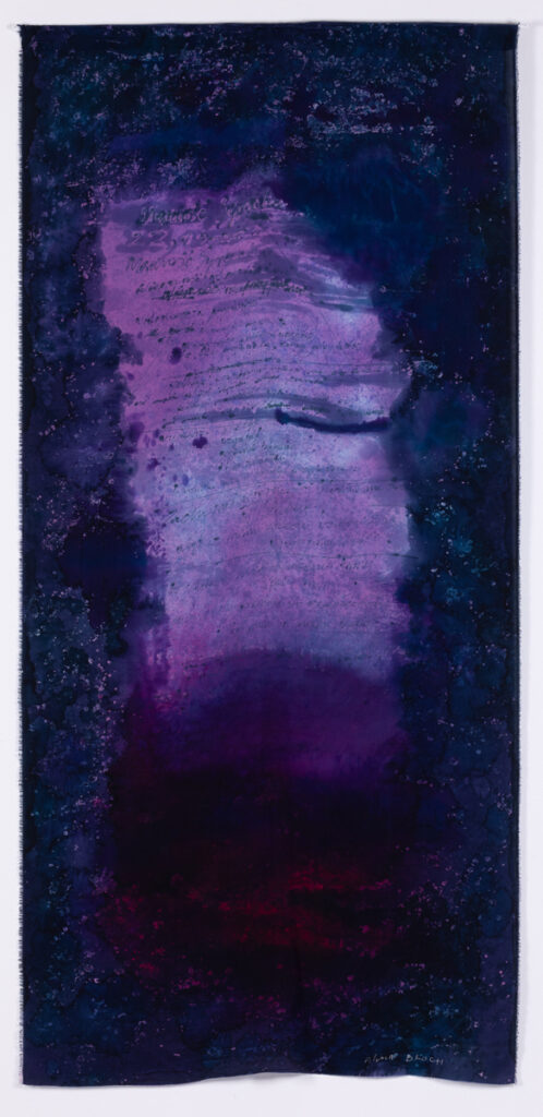 Alina Bloch, Mądrość Syracha, 2001 – fioletowa abstrakcja, jedwab z tekstem