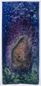 Alina Bloch, Nr 9 z cyklu Kamienie, 1999, technika własna, barwniki gryfalanowe, jedwab naturalny, abstrakcja, fiolet, zieleń