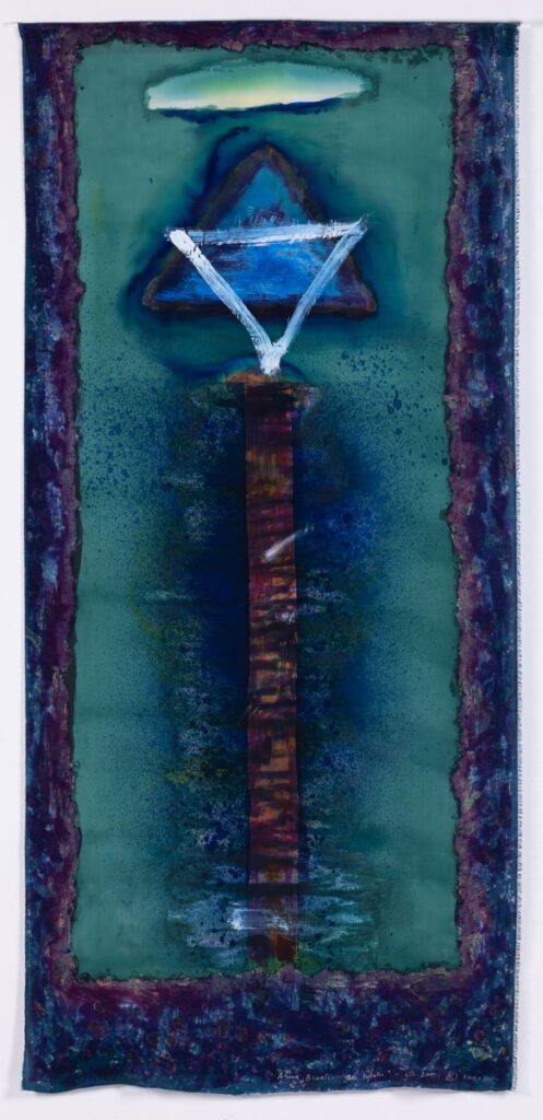 Alina Bloch, Bez tytułu, 2000, technika własna, barwniki gryfalanowe, jedwab naturalny, abstrakcja w zieleni, fioletach