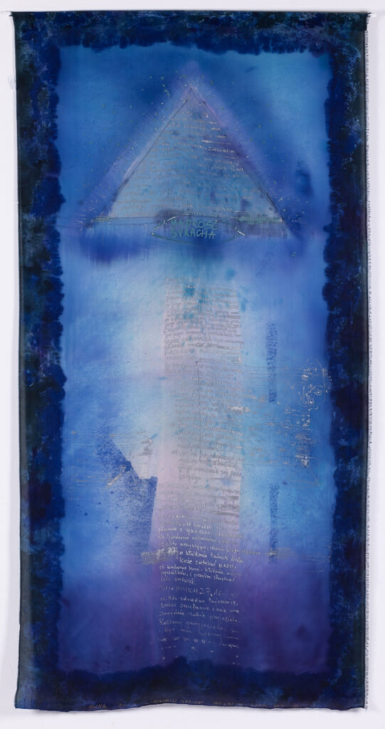 Alina Bloch, Mądrość Syracha, 2001, technika własna, barwniki gryfalanowe, jedwab naturalny, abstrakcja, błękit, fiolet z tekstem