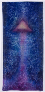 Alina Bloch, Medytacje XXIII, 1999, technika własna, barwniki gryfalanowe, jedwab naturalny, abstrakcja we fiolecie, błekitach