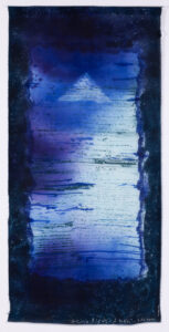 Alina Bloch, Z Biblii, 2000, technika własna, barwniki gryfalanowe, jedwab naturalny, abstrakcja w błękitach i fioletach z tekstem