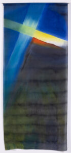 Alina Bloch, Skrzyżowanie, 2013 - jedwab abstrakcja w granacie, błękitach, z czerwono-żółtym akcentem
