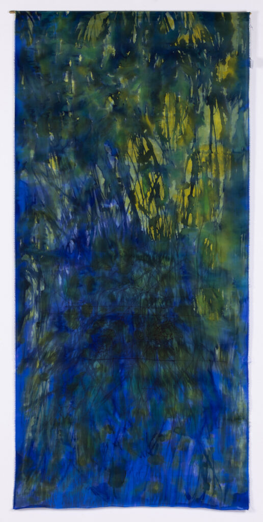 Alina Bloch, Kompozycja z okna, 2017, jedwab, abstrakcja w błękicie, zieleni, żółci