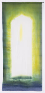 Alina Bloch, Zielona brama, 2011, technika własna, barwniki gryfalanowe, jedwab naturalny, abstrakcja w zieleni, żółcieni, błękicie