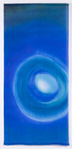 Alina Bloch, Niebieska mandala z lufcika, 2017, technika własna, barwniki gryfalanowe, jedwab naturalny, błękitne koło, abstrakcja