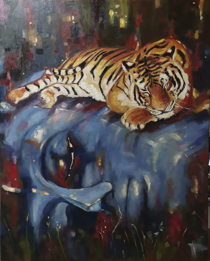 Izabela Szarek, Sleeping on the Buddha's Head, 2023 - obraz ze śwpiącym tygrysem i posągiem Buddy