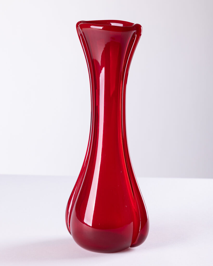 Czerwony wazon, 2. poł. XX w. design prl polski rubinowy wazon retro