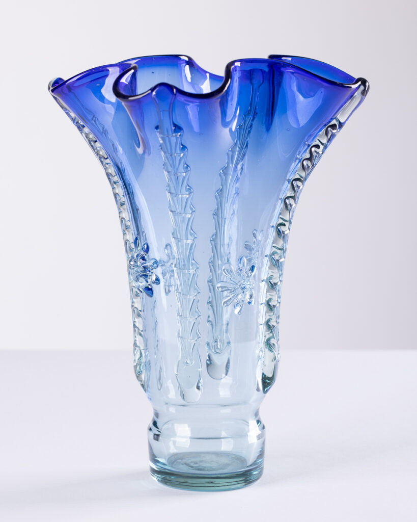 Kobaltowo-błękitny wazon z falbanką, 2. poł. XX w. - szkło ręcznie formowane, błękitne, kobaltowe, vintage