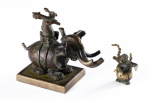 Jakub Łęcki, Bez tytułu – dwie rzeźby z brązu - małe formy rzeźbiarskie z postaciami i słoniem
