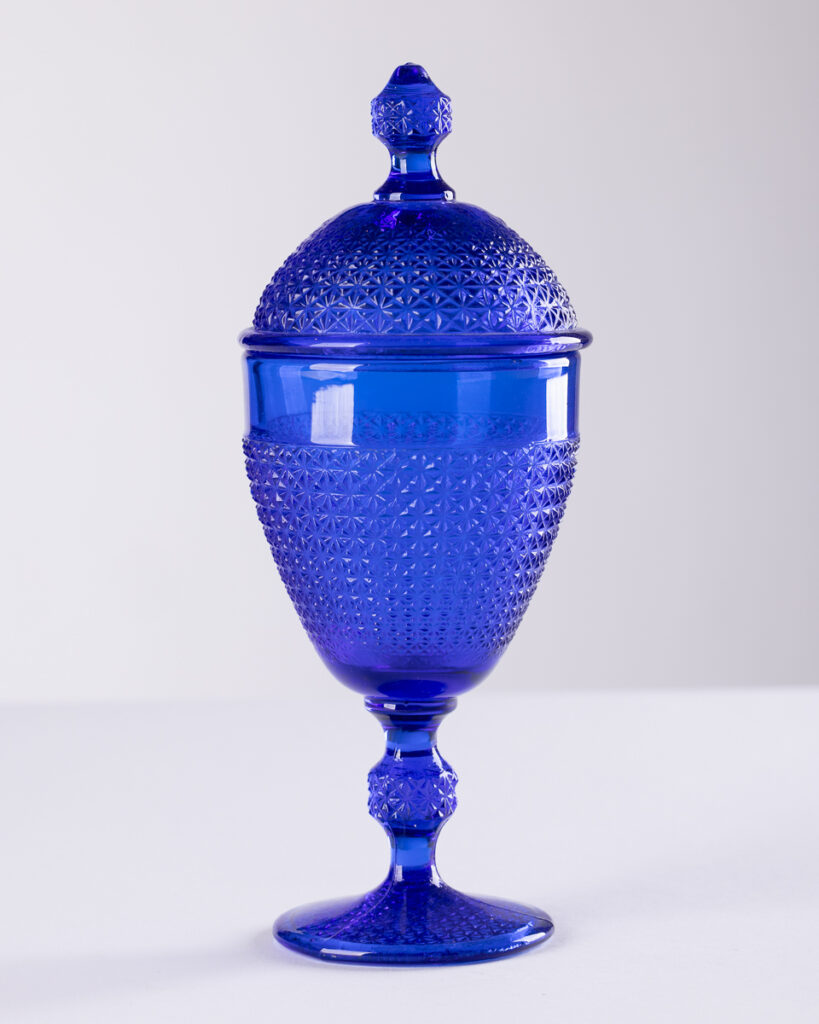 Kobaltowa bombonierka, 2. poł. XX w., szkło prasowane, barwione w masie, dekoracyjne