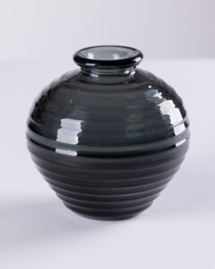 Kulisty wazonik, 2. poł. XX w. retro szkło mały wazon ciemny czarny okrągły