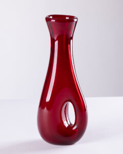 Rubinowy wazon z dziurką, 2. poł. XX w. retro polski design czerwony wazon z dziurą