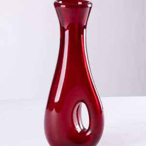 Rubinowy wazon z dziurką, 2. poł. XX w. retro polski design czerwony wazon z dziurą