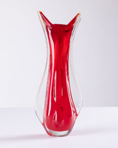 Czerwony wazon, 2. poł. XX w. retro design polski wazon szklany czerwono przeźroczysty