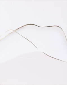 Julia Dunko, Dealir ivory, 2023 - jasny obraz, abstrakcja, złote linie