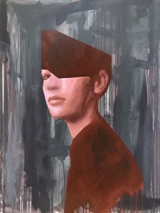 Michał Rejner, Kobieta ze sklepu z ubraniami, 2023 - portret kobiety w czerwieni, szare tło