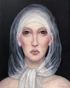 Iza Staręga, Bez tytułu z cyklu Kobiety w chustach, 2024 – portret kobiety w welonie na czarnym tle