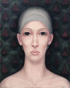 Iza Staręga, Bez tytułu z cyklu Kobiety w chustach, 2024 – portret kobiety na dekoracyjnym tle